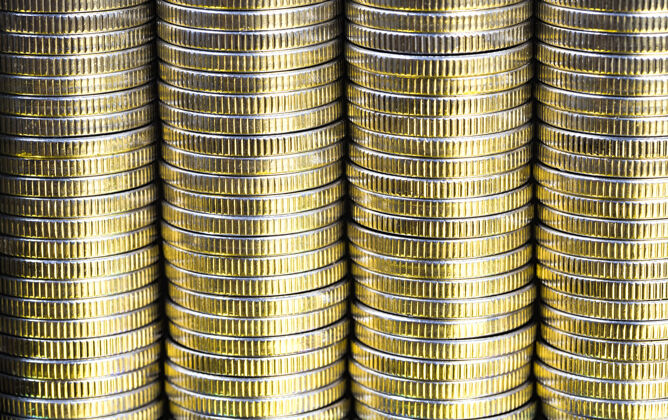交换许多银色的圆形金属硬币用黄色照亮货币购买税收