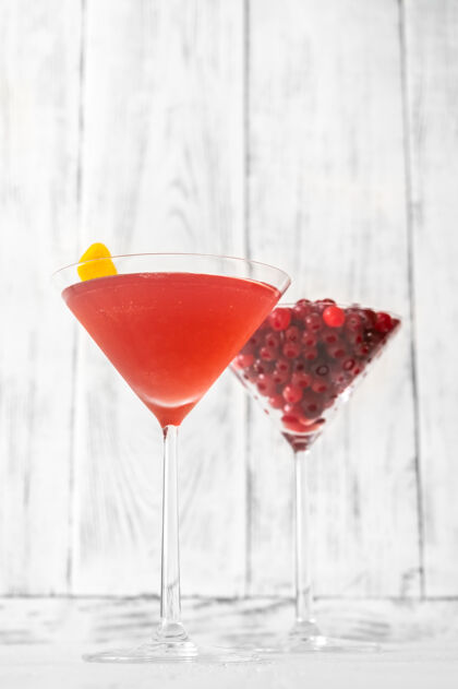 传统一杯国际鸡尾酒配一杯新鲜的小红莓CosmopolitanGarnishBlend