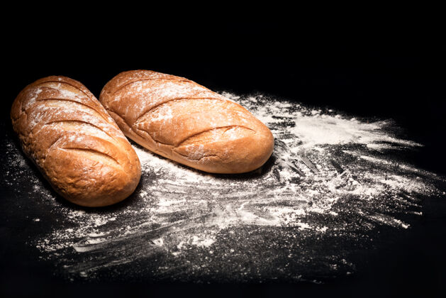 食品基本盘子关闭上面的面包躺在砧板上 而被面粉面粉谎言产品