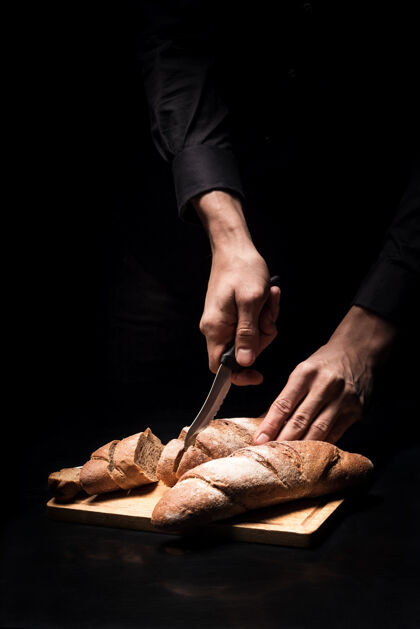 烹饪法国人味道关闭一群男厨师举起手来切法式面包手工厨师配料