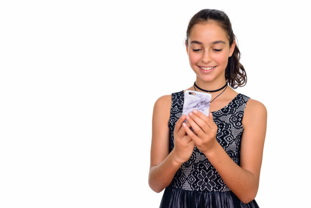 连接年轻快乐的少女用手机隔离空白电话学生信息