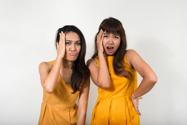 女同性恋两个年轻的亚洲女人一起对抗白色空间女性惊人坏