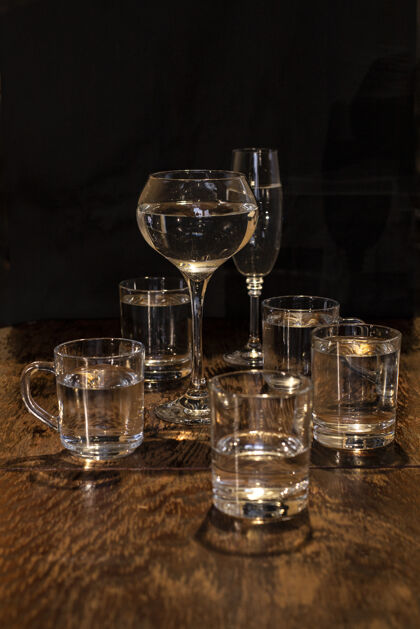 干净盘子 放在木桌上 各种玻璃杯里装着饮料新鲜餐具饮食