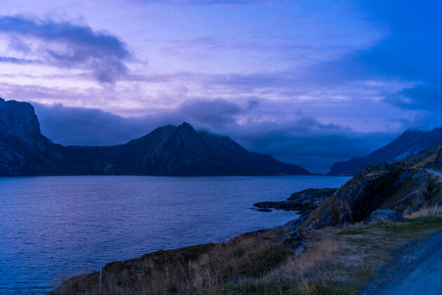 风景戏剧性的日落景观与海和山在罗弗顿 挪威山脉旅游风景