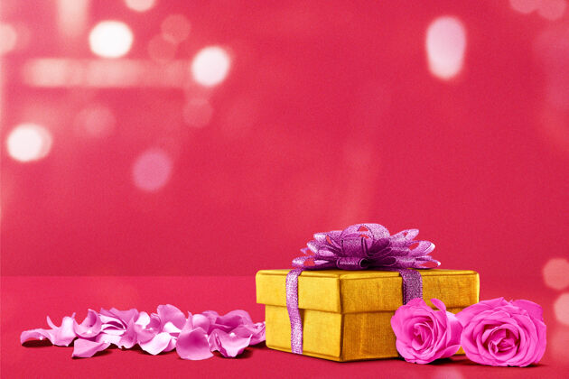 软礼盒上有紫色的玫瑰花瓣 颜色鲜艳墙情人节礼物天哪情人节玫瑰新鲜