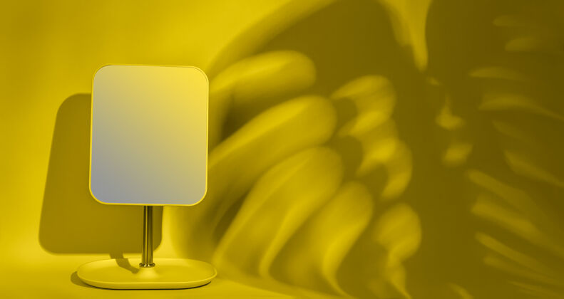 最小黄色墙上的镜子有复印空间热带棕榈照明