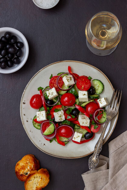 羊奶希腊沙拉配番茄 黄瓜 奶酪 洋葱 辣椒和橄榄希腊食品希腊沙拉
