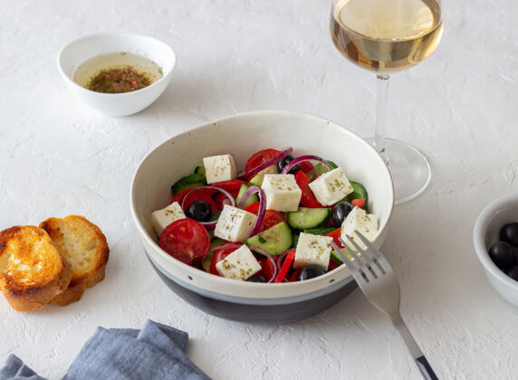 生的希腊沙拉配番茄 黄瓜 奶酪 洋葱 辣椒和橄榄蔬菜健康膳食
