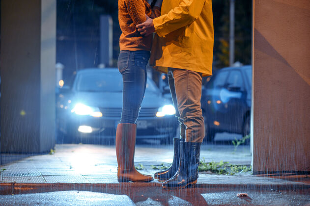 天气情侣在夜公园约会 夏日多雨戴曼雨中的女人 散步路上的浪漫约会 小巷里的潮湿天气女人男人白天