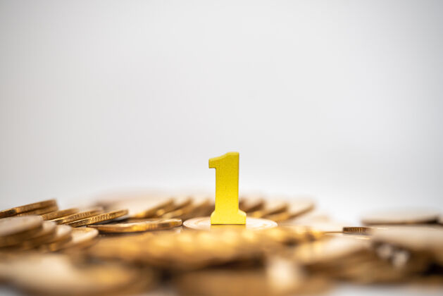 位置业务 规划和目标概念特写一堆金币上的黄色木制数字1 背景为白色增长薪水目标