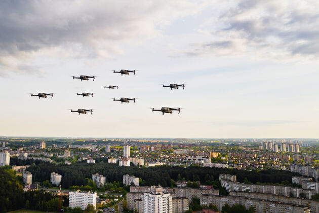 建筑无人机飞越城市的上空住宅.城市无人机在上空飞行 四翼机在城市上空飞行车辆空中户外