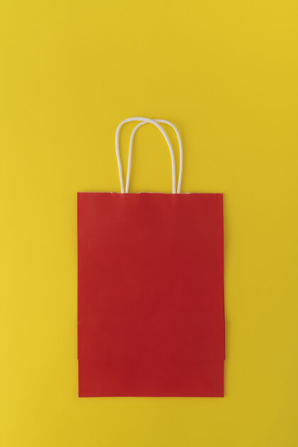 零售黄底红纸袋背景.购物包.副本空格.mock垂直向上框架一次性空容器