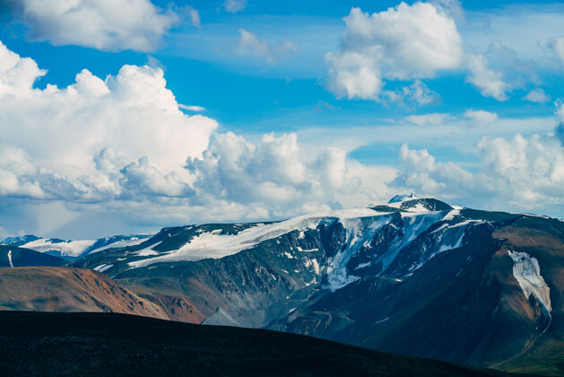 大大气阿尔卑斯山景观与巨大的山脉和冰川天空岩石冰川