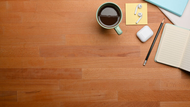 笔记本顶视图木制桌子与文具 咖啡杯和复印空间在家庭办公室书房杯子杯子