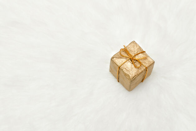 小白色背景金色礼盒 复印件太空假日概念顶部复制空间礼物