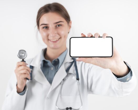 保健拿着智能手机模型的女医生医疗女人药房
