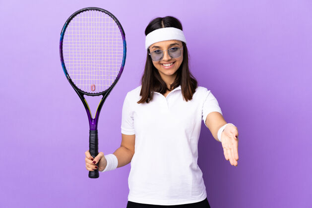 运动年轻女子网球运动员在孤立的背景下握手成交一笔好买卖交易人多种族