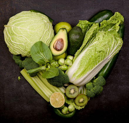 市场静物与白菜在一个白色的背景 在一个绿色的心的形式素食者头部营养
