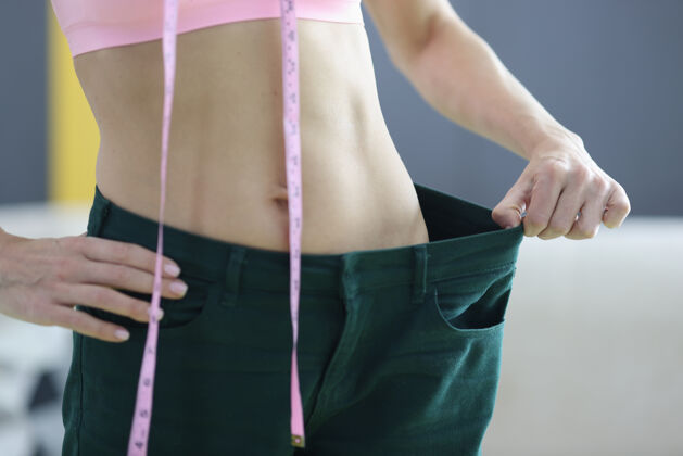 女人女人展示减肥的效果腰围合适吗营养与运动理念裤子磁带健康