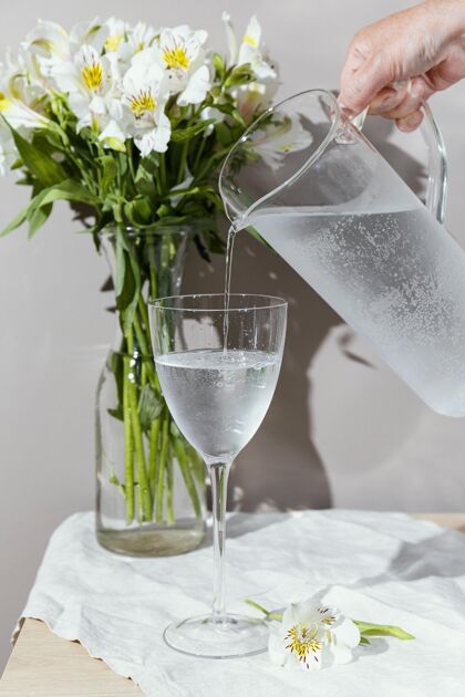 水瓶一杯水和一个花瓶花瓶一杯水液体