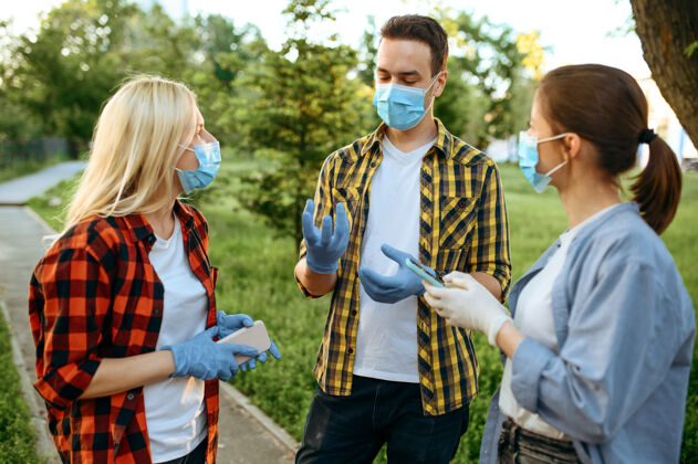 病毒戴着面具和手套的年轻人在公园里休闲 隔离女性人在流行期间行走 保健和保护 流行的生活方式医疗保健冠状病毒面具