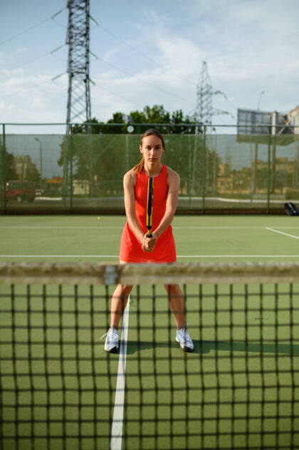 击球女子网球运动员在户外用球拍上网court.活动健康的生活方式 体育比赛 球拍健身训练女孩女人运动