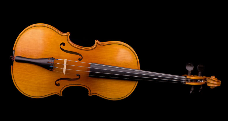 巴洛克管弦乐队的小提琴乐器特写隔离在黑色上木头小提琴手黑暗