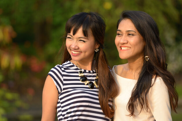 思考两位亚洲年轻女性在公园户外放松的写真亚洲东南灵感