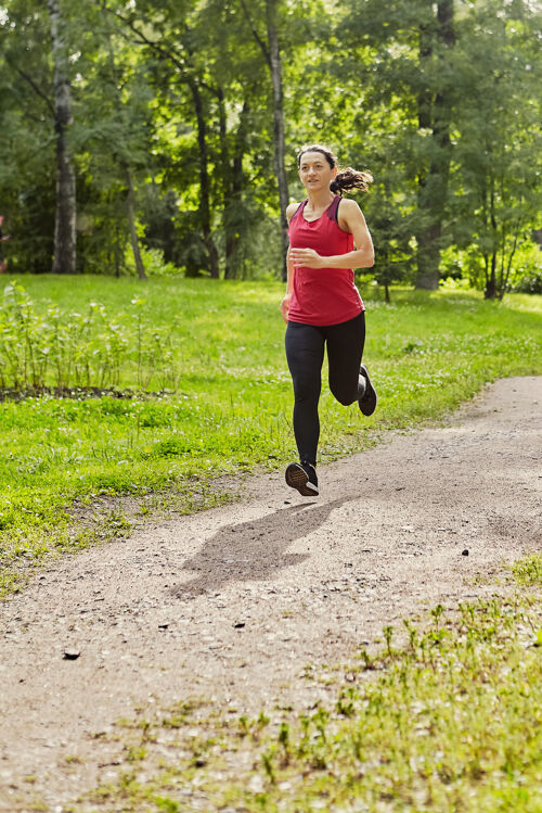 年轻一位穿着运动服的活跃女性 为了健康 早上在公园里跑步健活方式活跃户外