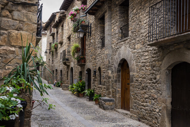 石头房子西班牙艾恩萨-2020年6月27日：西班牙韦斯卡 比利牛斯山脉的艾恩萨中世纪村庄 有漂亮的石头房子建筑比利牛斯山脉中世纪