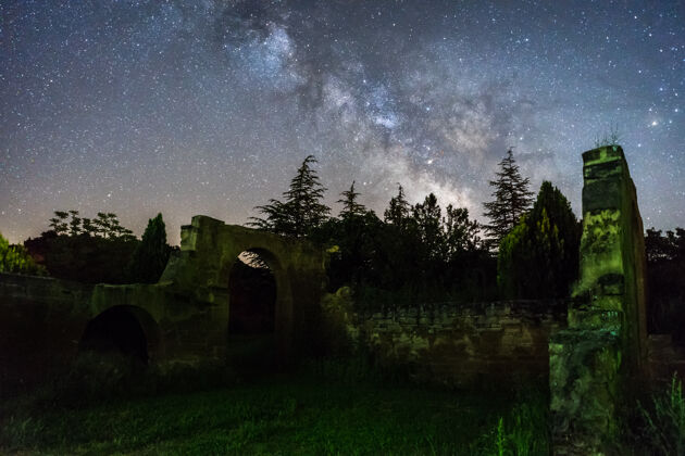 星星夜空与银河以上的森林和废墟在西班牙银河银河森林