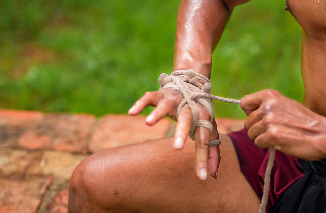 人如何在泰国大城府的古代拳击手绑绳子搏击跆拳道装备