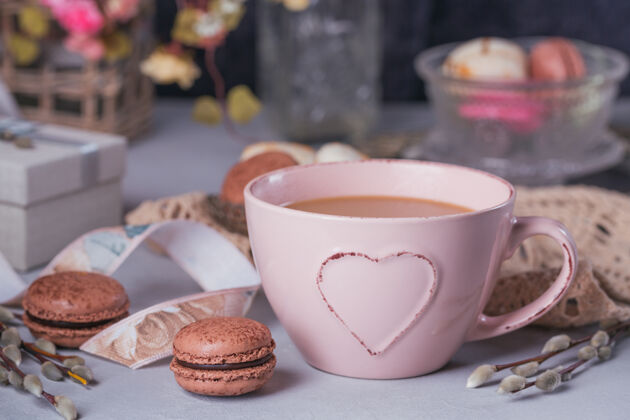 盒子粉色咖啡杯 配甜美柔和的法国杏仁饼甜点娘娘腔柳饮料