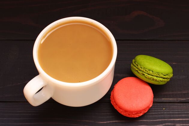 颜色麦卡龙甜饼和牛奶咖啡柠檬热饮料咖啡
