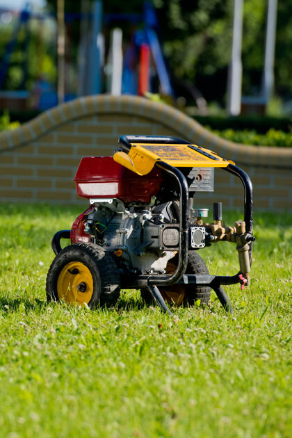 工具草坪上的电动泵马达设备泵