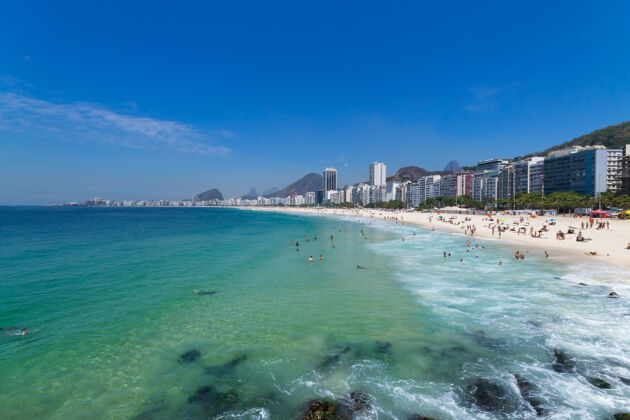 游泳巴西里约热内卢的科帕卡巴纳海滩绿水青山沙滩海岸度假