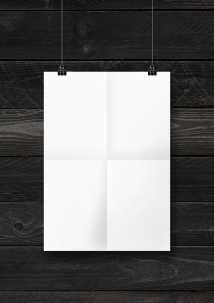 公文包白色折叠海报挂在黑色的木墙上 上面有夹子清洁床单悬挂