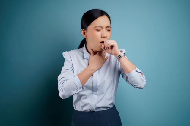 症状一个亚洲女人发烧了 在蓝色隔离带上亚洲人痛苦感冒