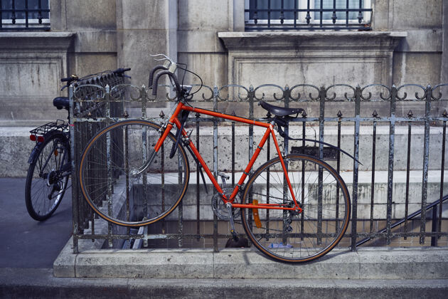 经典的停在街上的红色自行车车轮旧的场地