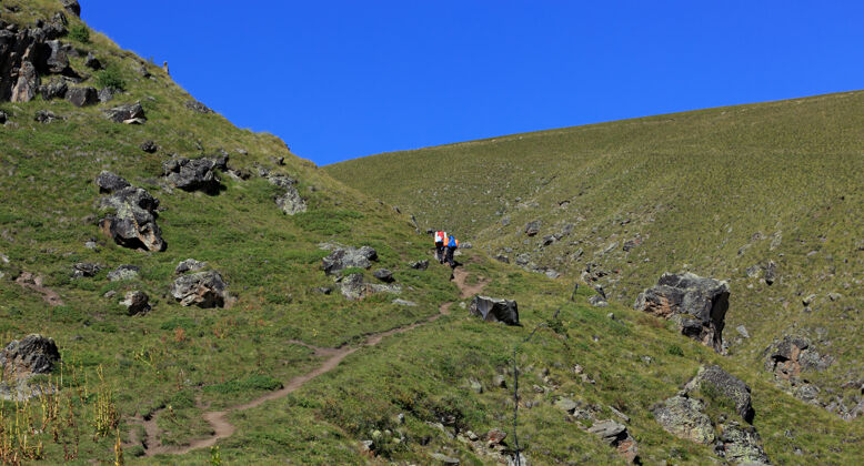 山背着背包走山路的游客小径旅游步行