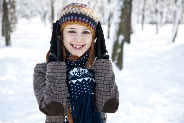 皮肤美丽的年轻红发女子在冬季公园俄罗斯肖像成人