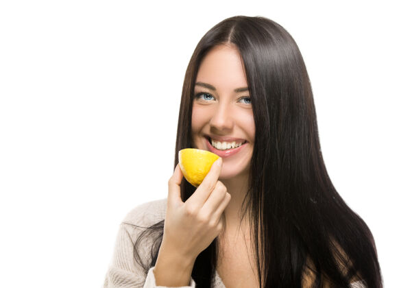 嘴唇带着柠檬的快乐微笑的年轻女人的画像微笑饮食舌头