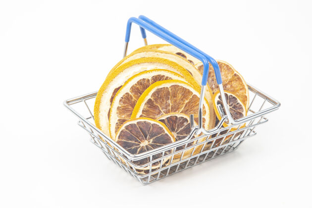 配料市场篮子里的干柑橘类水果放在一个白色的盘子里表面维生素食品维生素切片葡萄柚