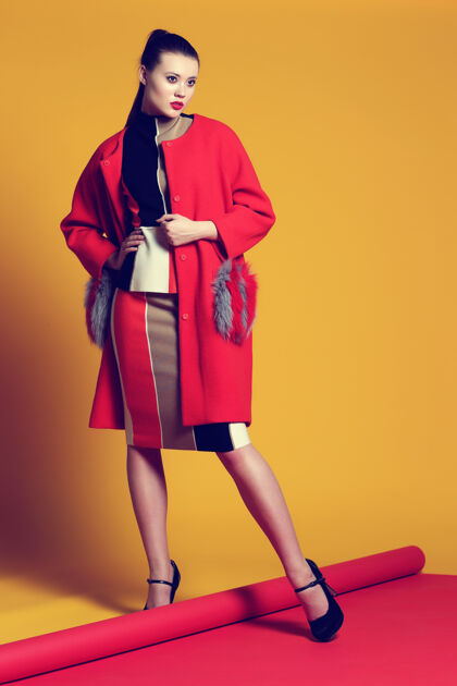 高跟鞋穿着时髦裙子 上衣和红色外套的亚洲年轻女子的时尚肖像发型外套性感