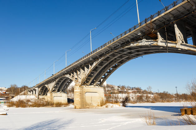 寒冷在寒冷的天气里可以看到冬天的桥景景观河塔