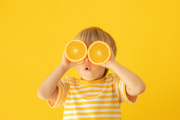食物快乐的孩子抱着橘子健康衬衫搞笑