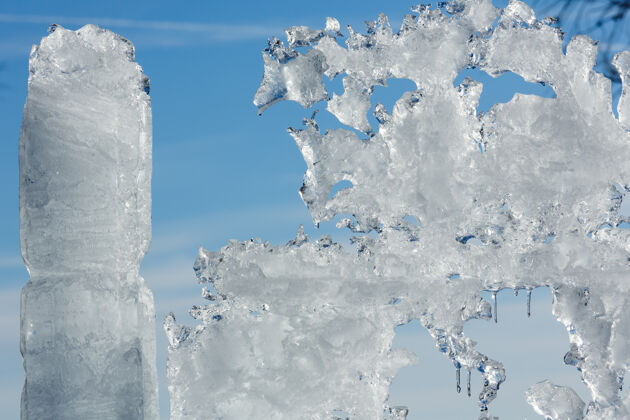 天空在蓝天背景下融化的冰块水晶冰融化