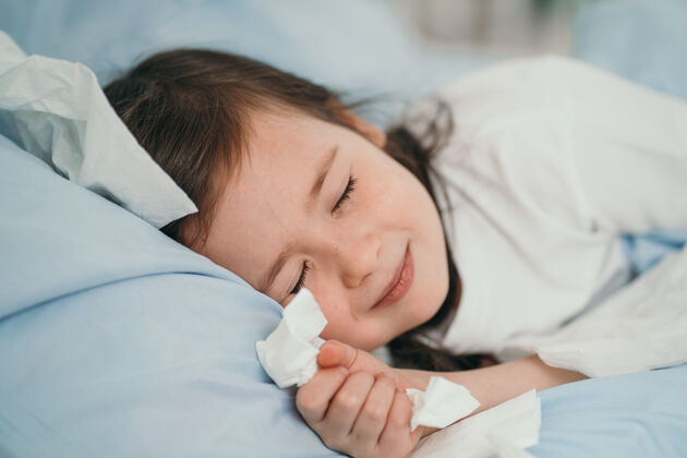 病人小女孩抓到了一个女孩冷孩子们打喷嚏手帕这孩子病了 正在医院接受治疗家庭季节性儿童感冒医学诊断打喷嚏