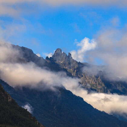 山峰俄罗斯北高加索山区岩石山脊上空的云层高山自然森林