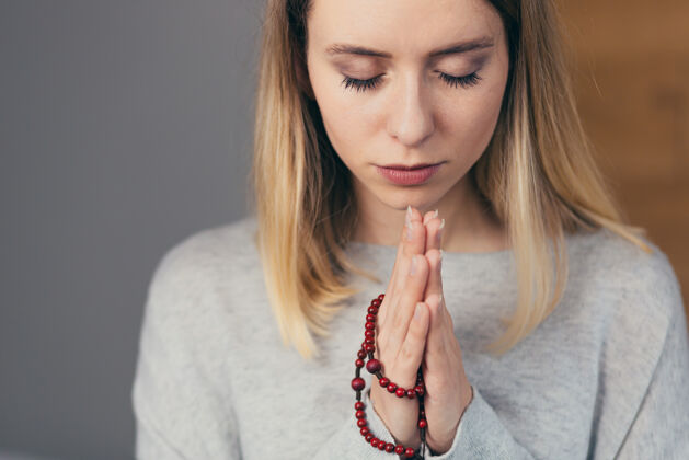 祈祷女人真诚地向上帝祈祷正式表达拉丁语